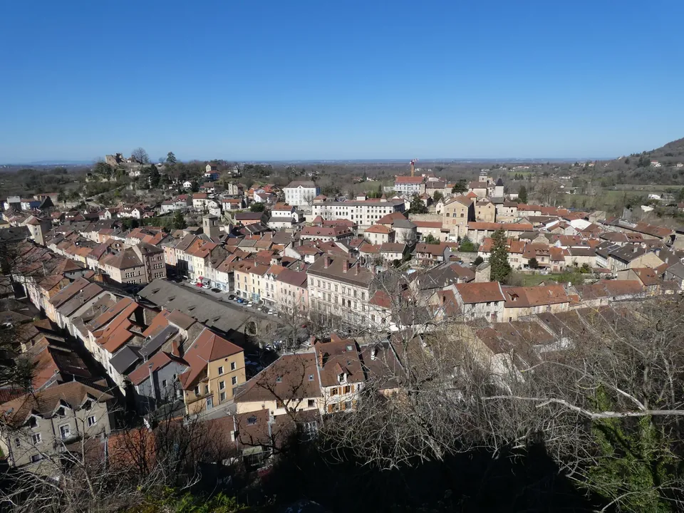 Toits de Crémieu et château Saint-Laurent vus depuis la colline Saint-Hippolyte