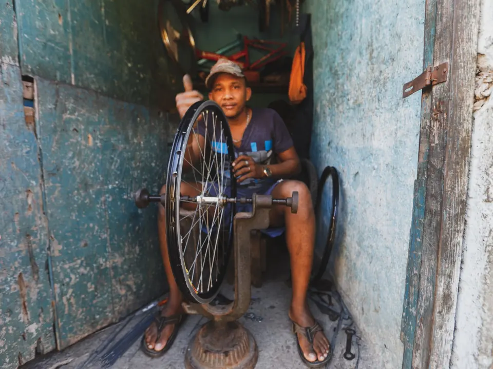 Mécanicien réparant une roue de vélo dans un atelier