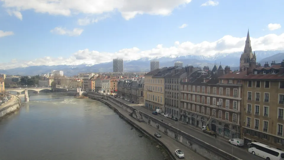 Rivière et quais bordés d’immeubles à Grenoble
