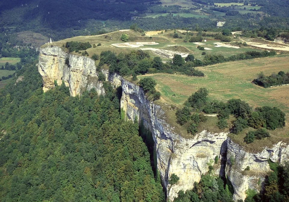 Vestiges et plateau du site archéologique de Larina vus du ciel