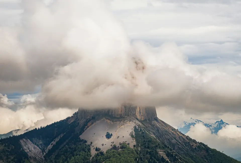 Montagne boisée du Vercors sous les nuages