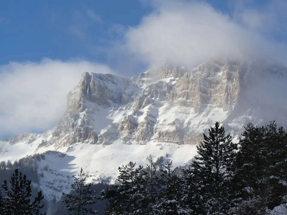 Montagne et forêt enneigées à Gresse-en-Vercors